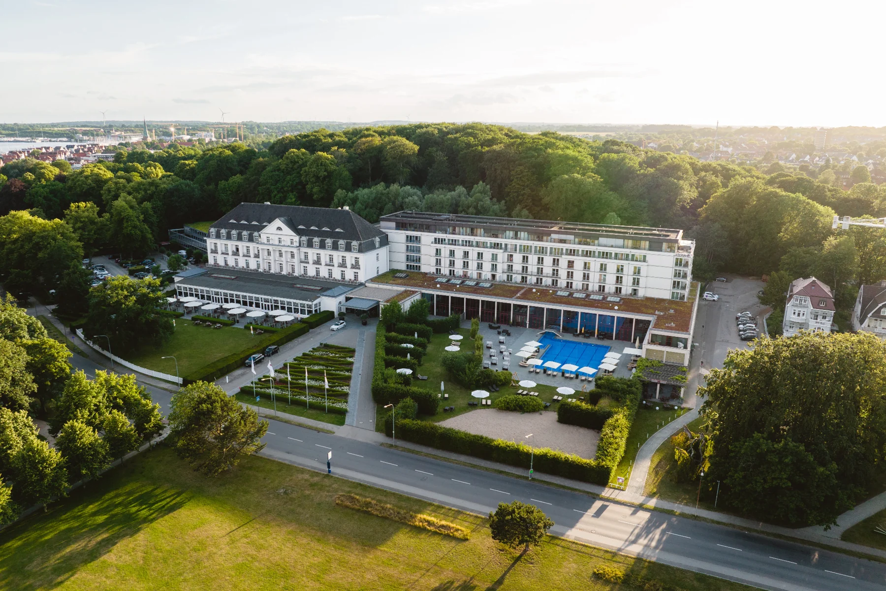 Das Hotel und seine Außenanlagen