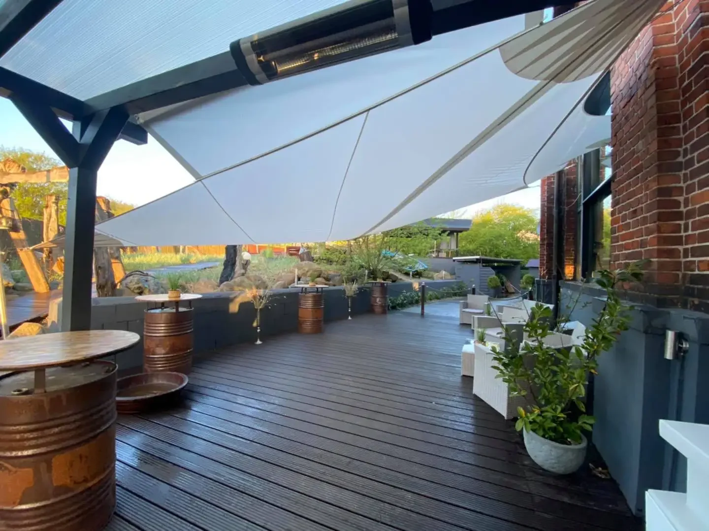 Die überdachte Lounge draußen