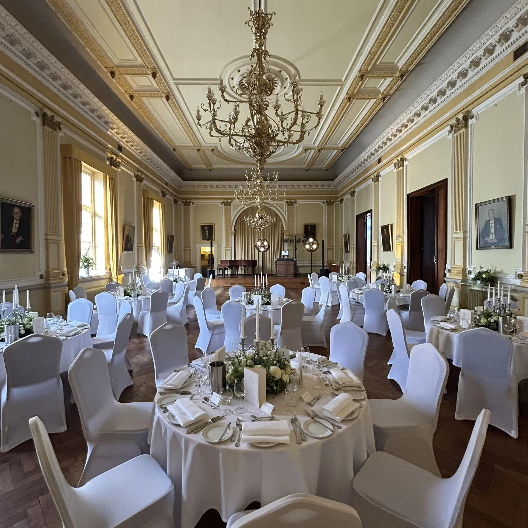 Der festlich eingerichtete Saal