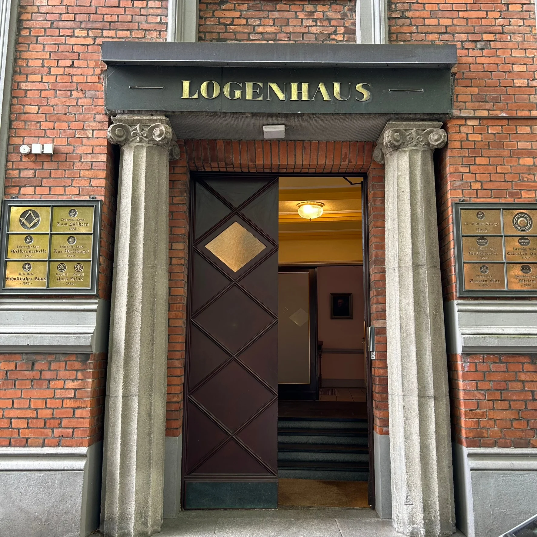 Der Eingang zum Logenhaus