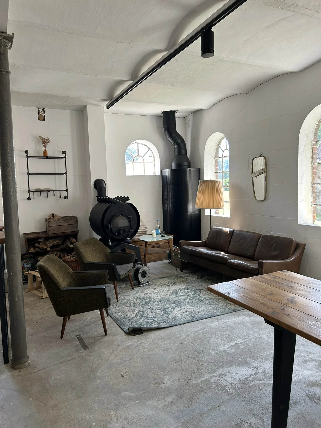 Retro-Sitzecke mit Ledersofa